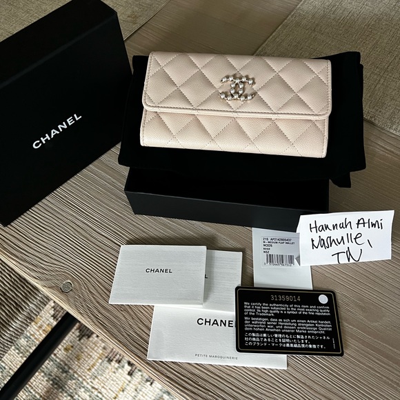 CHANEL Handbags - BRAND NEW NWT Chanel Wallet